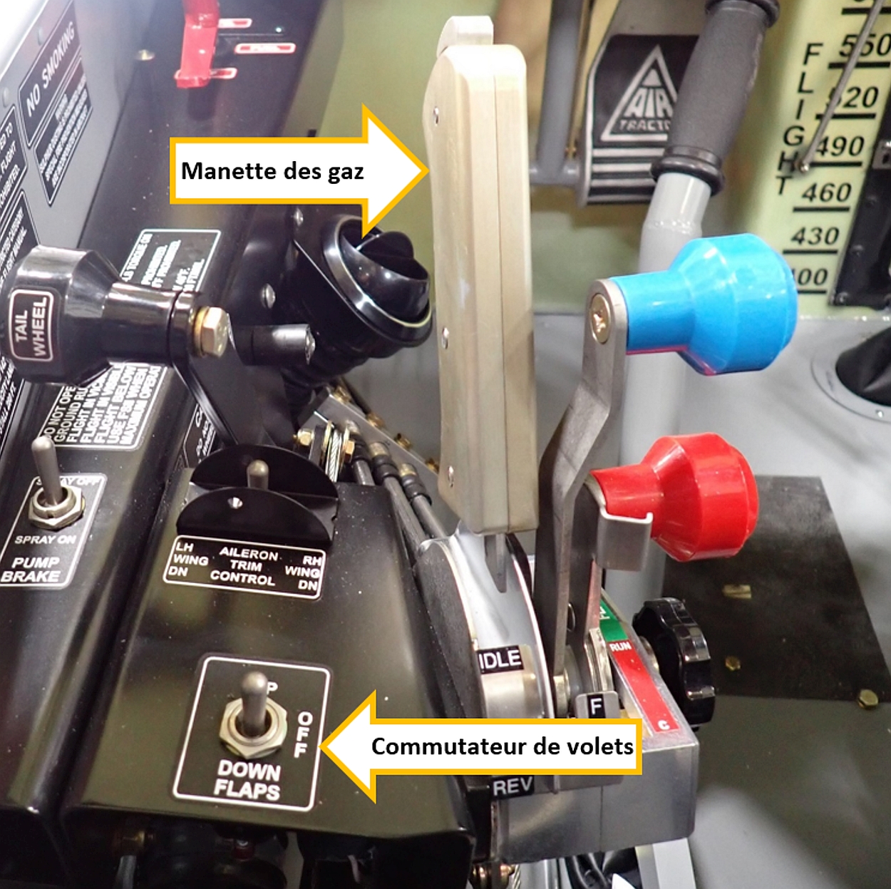 La manette des gaz et le commutateur de volets d’un aéronef de référence (Source : Air Tractor, avec annotations du BST)