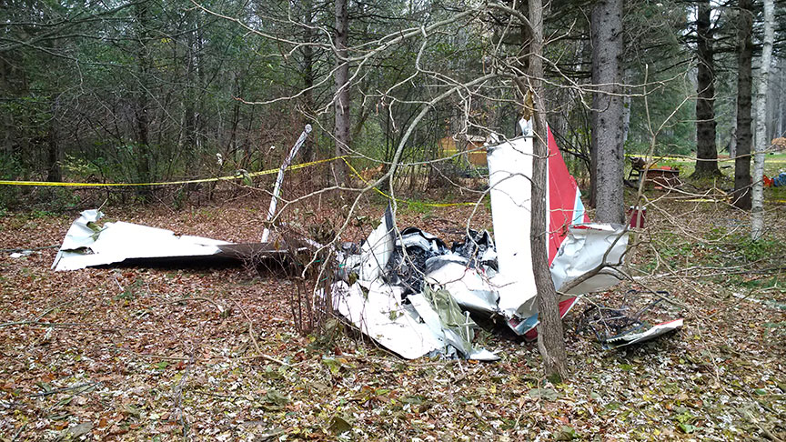 Épave du Cessna 150 suite à la collision en vol survenue le 4 novembre près de l’aéroport de Carp (Ontario) 