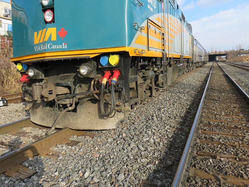 Image du locomotive de VIA Rail hors de la voie
