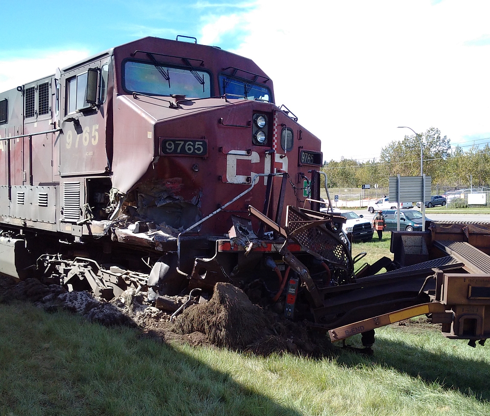 Image des dommages d'impact à la locomotive de tête du train 303 et la voiture de queue du train 113