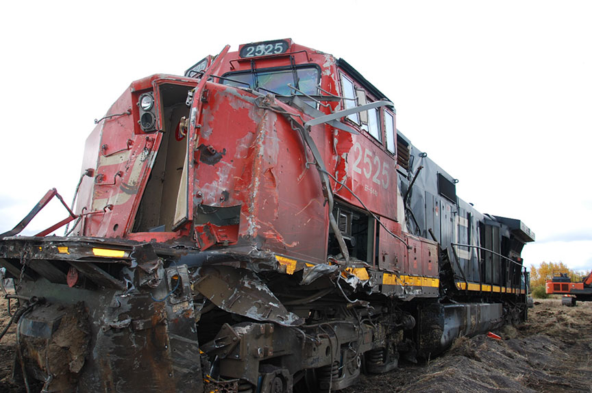 Une locomotive télécommandée du train en cause, après l’impact