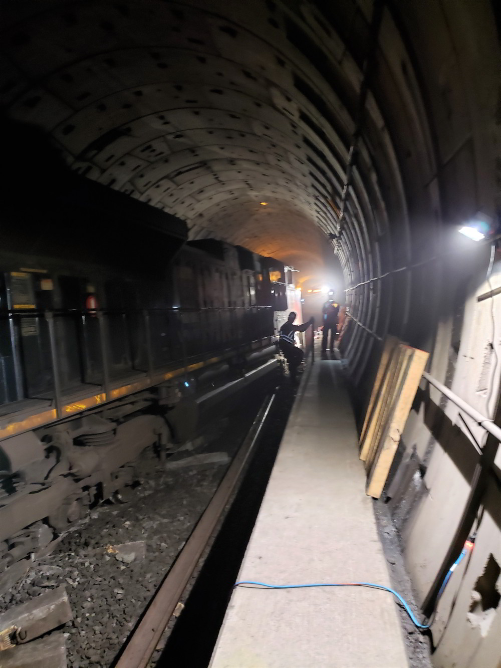 Photo de les enquêteurs examinent les épaves dans le tunnel St.Clair. 