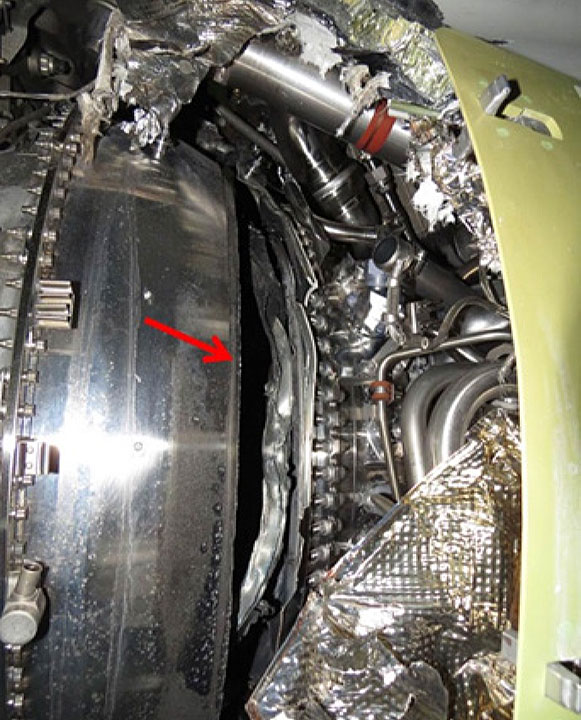Exemple de brèche dans le carter de la turbine du moteur gauche à la position 3 h (Source : Bombardier Inc.)
