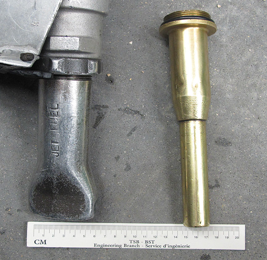 Exemple de bec en éventail (à gauche) et de bec à diamètre réduit (en laiton)