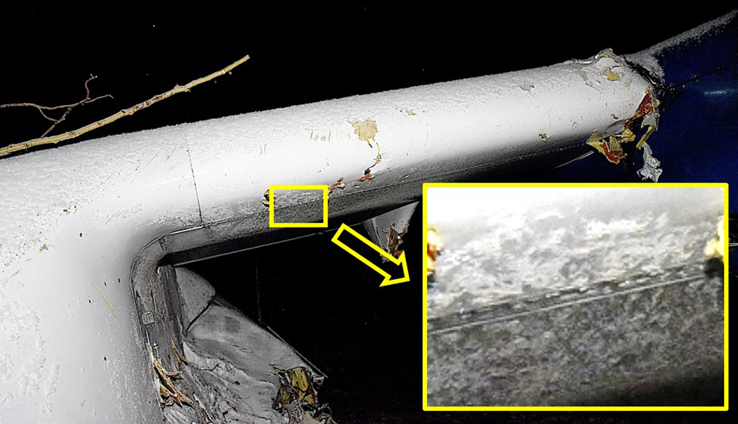 Photo de l’aile gauche avec image en médaillon montrant la contamination de surface sur le bord d’attaque inférieur près du fuselage (Source : Gendarmerie royale du Canada, avec annotations du BST)