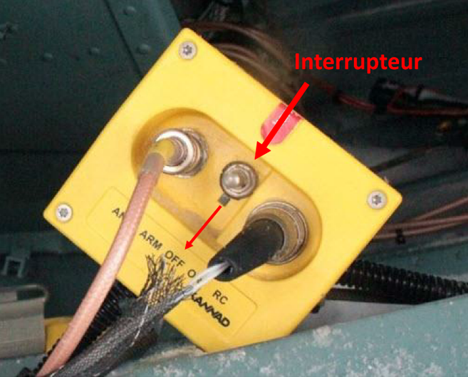 L’ELT de C-FSII, telle qu’elle a été retrouvée après l’événement, montrant l’interrupteur réglé à OFF (Source : BST)