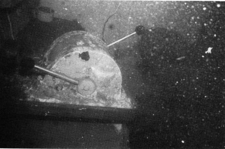commande-passerelle et manette du pas de l'hélice du côte tribord, photographiées sous l'eau avant le renflouement. 
