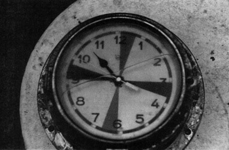 Horloge récupérée indiquant l'heure à laquelle elle s'est arrêtée après le naufrage. 