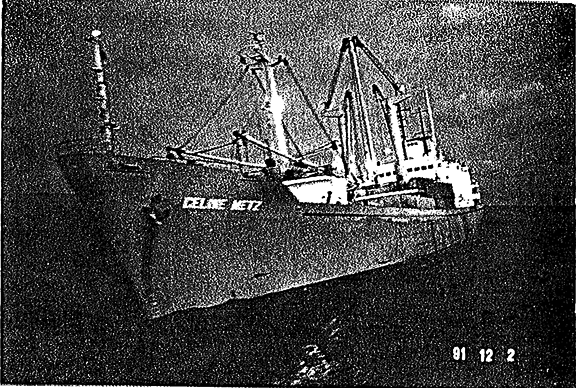Image du CELINA METZ incliné sur tribord mouillé à Baie Comeau