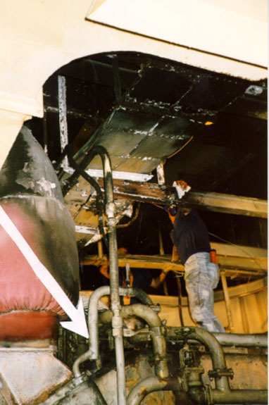 Les marques verticales de suie indiquent le foyer de l'incendie près du collecteur l'échappement à l'entrée du turbocompresseur