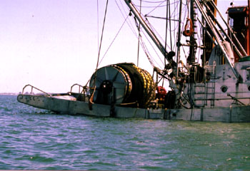 Le pont de pêche du Cap Rouge II, avec la senne à saumon côte ouest enroulée sur son tambour. Le 15 août 2002