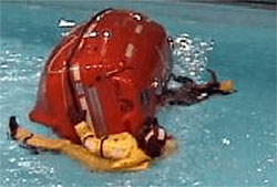 L'Ovatek 7 inondé, gisant sur le côté durant les essais en bassin du BST