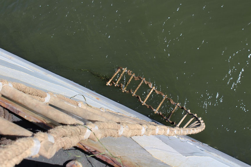 Vue de dessus de l'échelle de revers qui pendait sur le côté bâbord de l'Amazoneborg