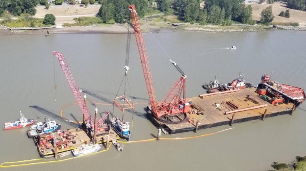 Barges-grues soulevant le <em>George H Ledcor</em> (Source : Intervention environnementale de la Garde côtière canadienne)