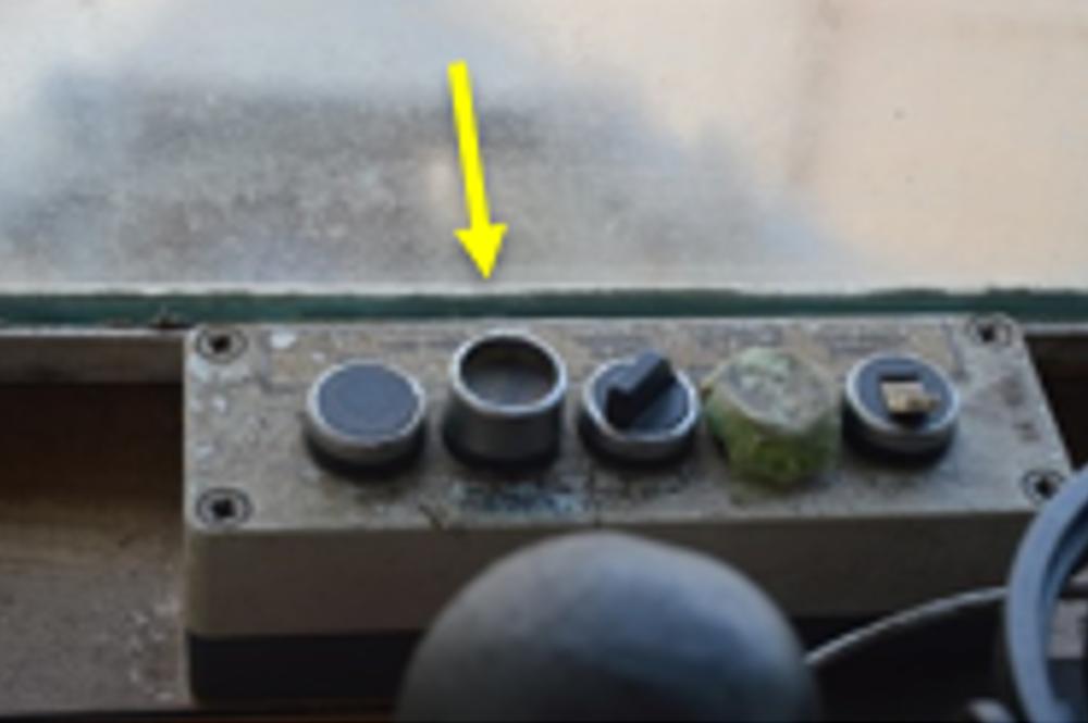Dispositif de largage de remorque au poste de conduite de timonerie, bouton de largage de remorque indiqué par la flèche jaune (Source : BST)