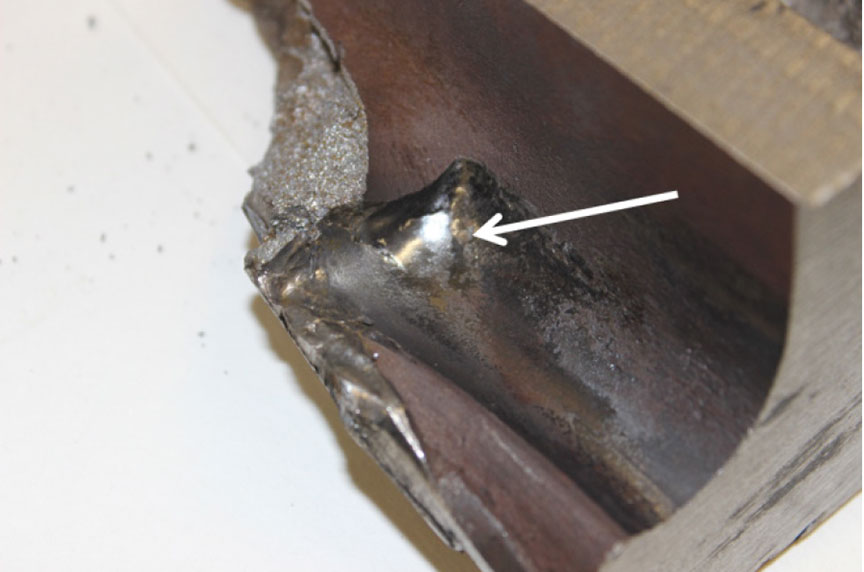 Déformation du raccord âme-champignon du côté intérieur du morceau de rail no 1 causée par le contact avec l'éclisse 