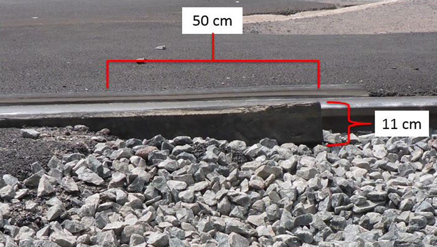 Figure 8. Extrémité est du protège-ornière en caoutchouc du rail nord. L'ornière est à découvert sur une longueur de 50 cm et une hauteur de 11 cm. 