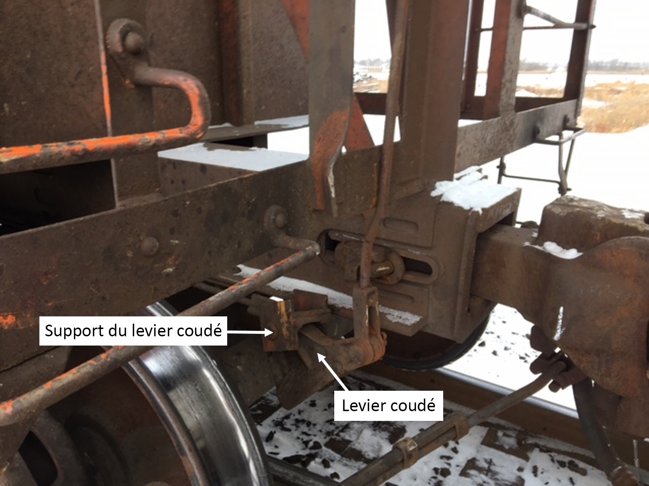 Support du levier coudé et levier coudé séparés du wagon CN 302412 (Source : Compagnie des chemins de fer nationaux du Canada, avec annotations du BST)
