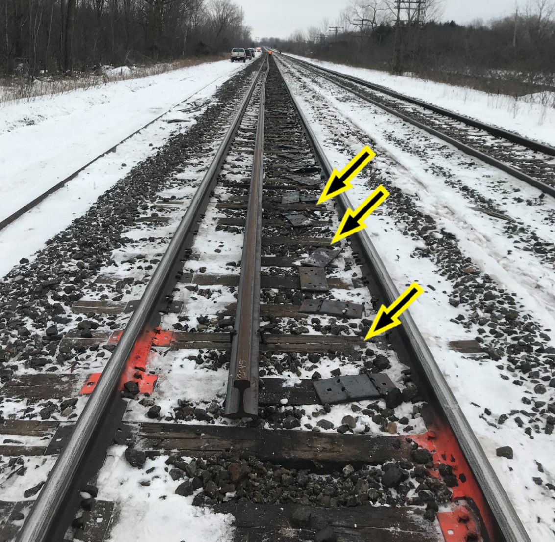 Photo de l’extrémité ouest du rail de rechange (vue vers l’est) montrant des traverses sur lesquelles une selle de rail n’est pas installée (Source : CN, avec annotations du BST)