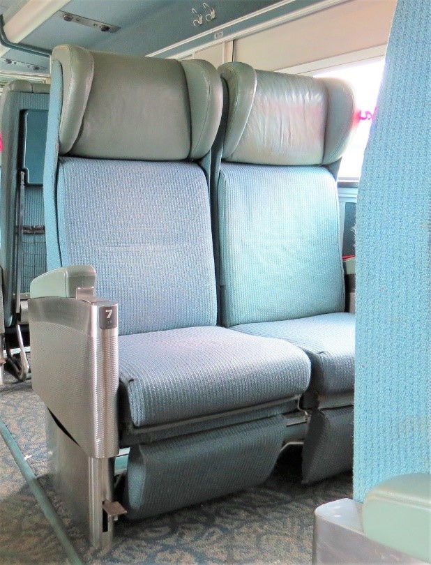 Siège 7B de la voiture voyageurs VIA 8147, avec le repose-jambes en position rangée (Source : BST)