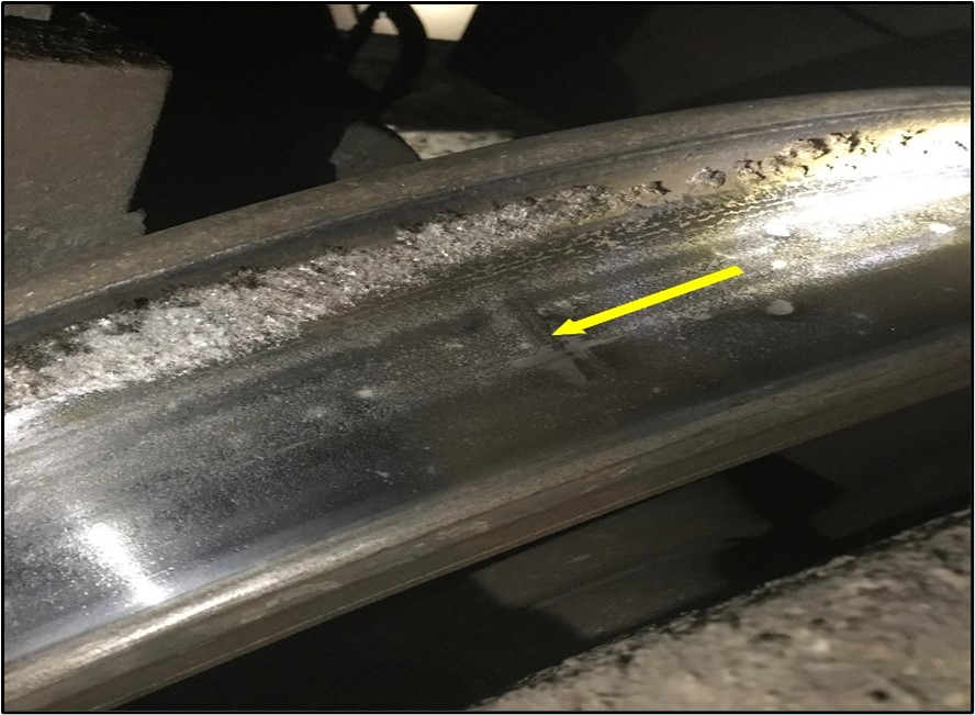 Trace d’impact sur la table de roulement de la roue avant sud de la locomotive de tête (Source : BST)