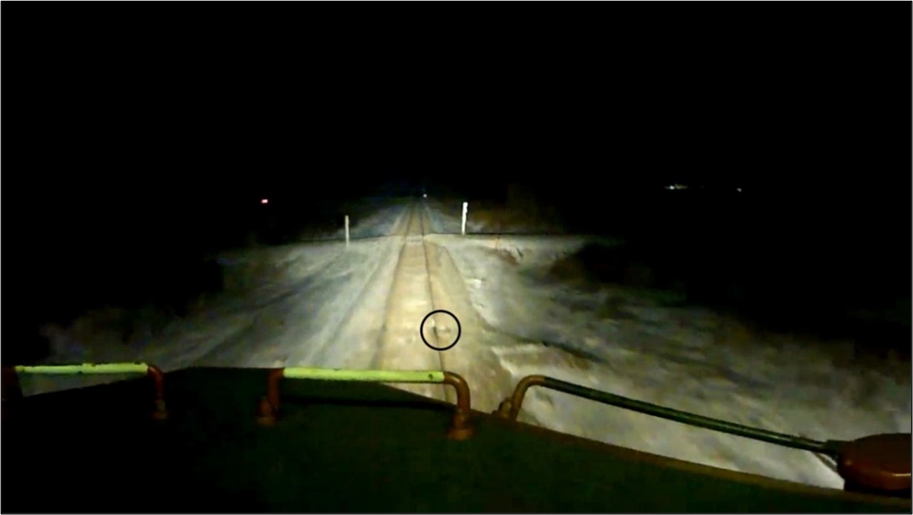 Image fixe captée par la caméra vidéo orientée vers l’avant de la locomotive CP 8946, montrant une brèche dans le rail sud (encerclée) (Source : Canadien Pacifique, avec annotations du BST)