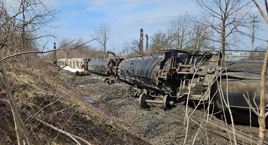 Vue des wagons déraillés à la suite du déraillement d'un train du CN à St. Catharines (Ontario) le 30 mars 2026. (Source : Bureau de la sécurité des transports du Canada)