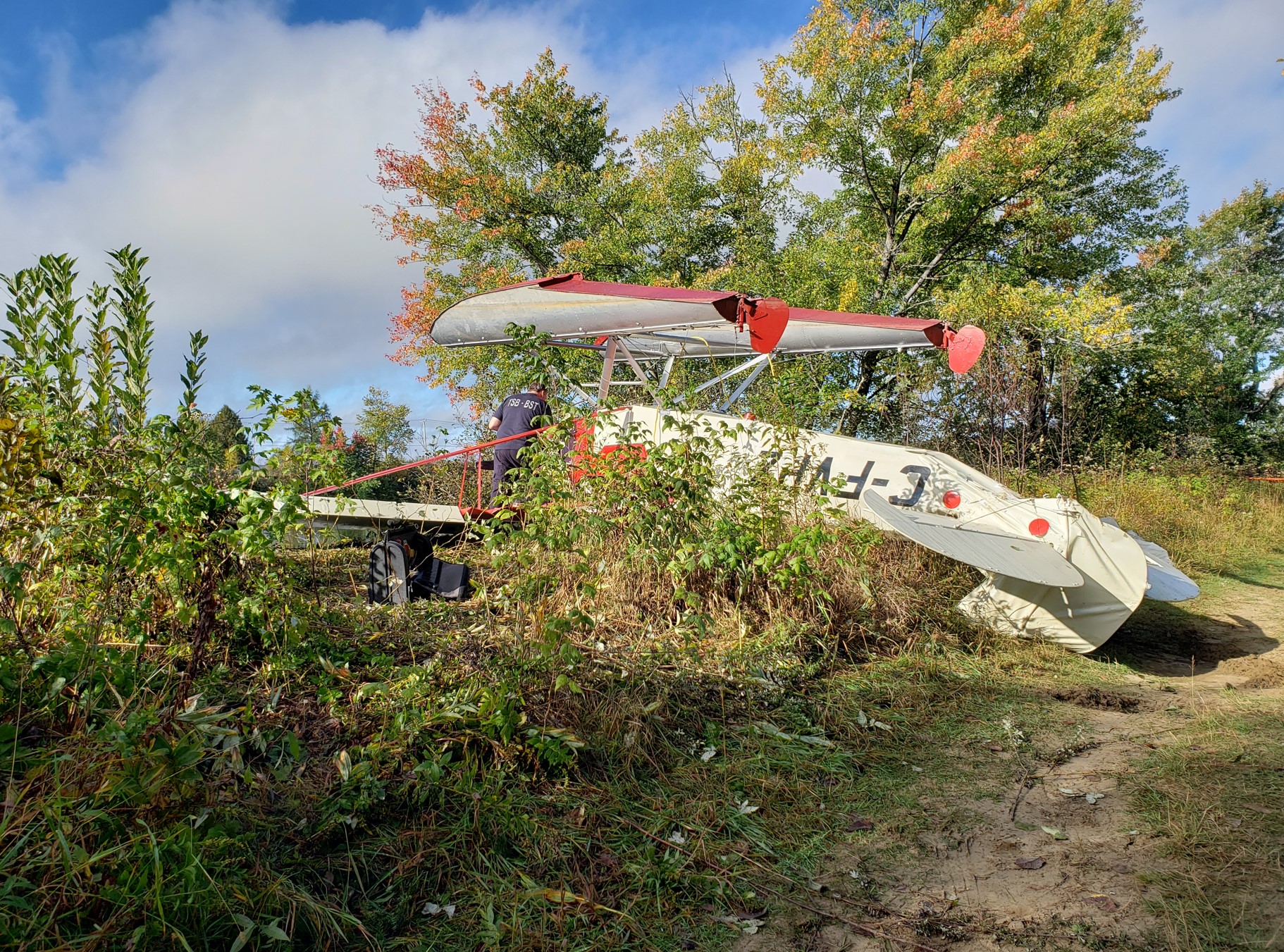 A21Q0090: TSB investigator examines the aircraft at the accident site.