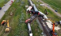 Figure 3. Derailed rolling stock after the collision, looking east (Source: Canadian National)