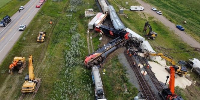 Figure 3. Derailed rolling stock after the collision, looking east (Source: Canadian National)